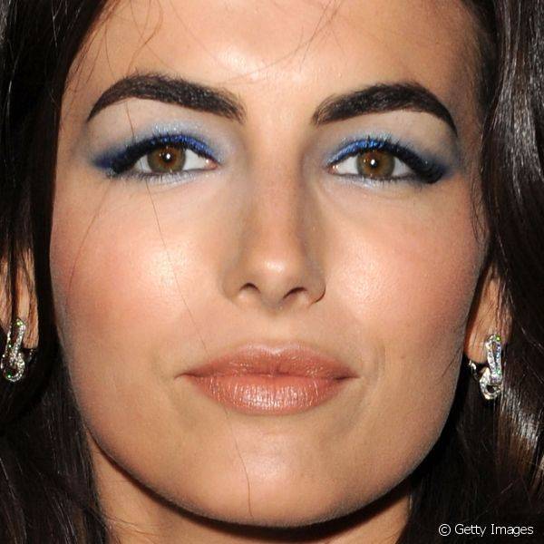 Camilla Belle tamb?m descobriu que o azul valoriza seus olhos castanhos e usou um tom escuro e metalizado para ressaltar o visual no festival de cinema Tribeca 2012